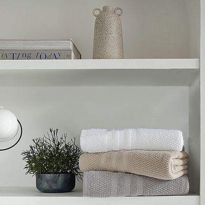 Toalha Vanilla Branco fendi e Prata - Ambientada